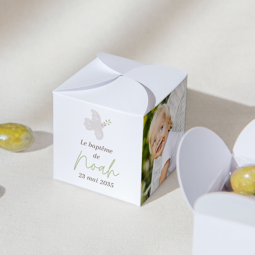 Bo&icirc;te &agrave; drag&eacute;es bapt&ecirc;me Douce colombe gratuit